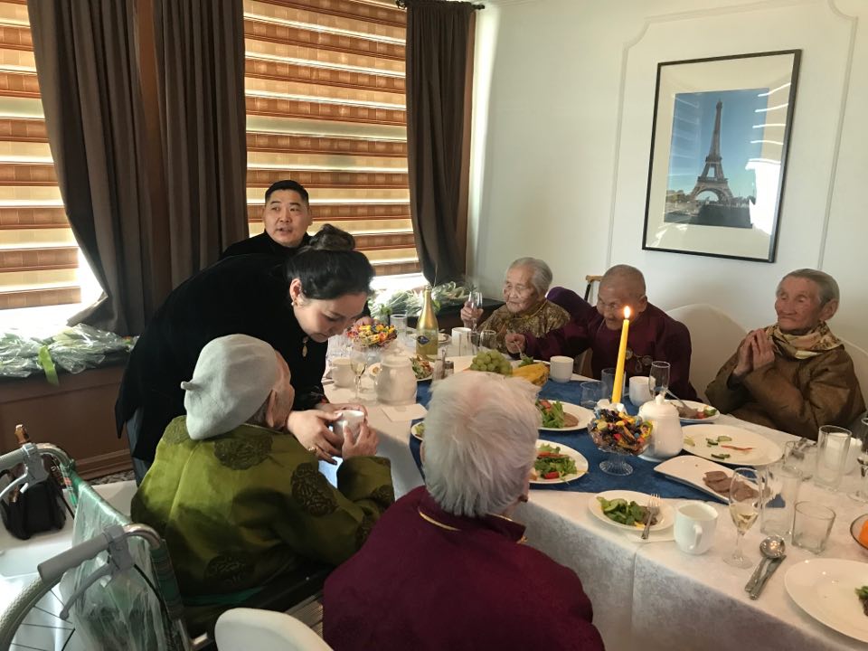 Кёкүшюзан Д.Батбаяр  нийслэлийн хамгийн өндөр настай есөн ээжид хүндэтгэл үзүүлэв