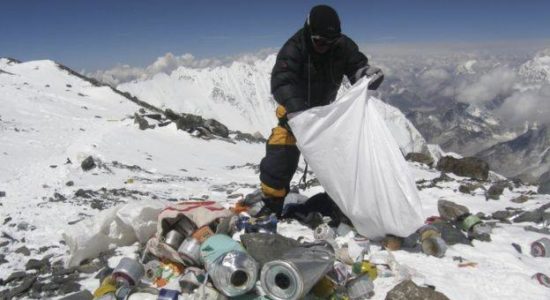 Эверестээс 100 тонн хог ачиж буулгажээ