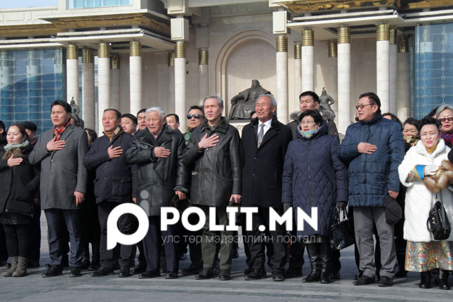 Фото: МАХН Сүхбаатар жанжины хөшөөнд цэцэг өргөлөө