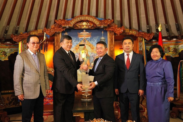 Ерөнхийлөгч Х.Баттулга “Үндэсний бүтээн байгуулалтын дээд шагнал-Төрийн гэрэгэ”-г гардууллаа