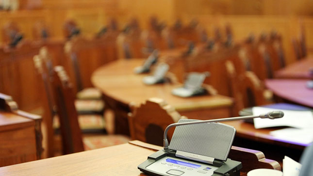 Гишүүдийг ажилд нь ирүүлэх гэж хууль батлахаас илүү чухал ажил бий