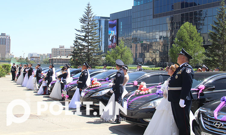 Фото: Цагдаагийн алба хаагчид хуримаа хийлээ.