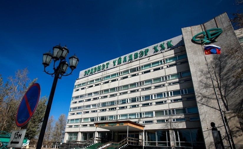 Эрдэнэтийн овооны дэргэд Эрдмийн овоо сүндэрлэсэн