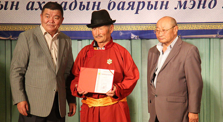 Аймгийн ИТХ-ын дарга Л.Төмөрбаатар ахмадууддаа хүндэтгэл үзүүлэв