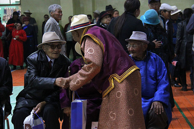 Фото: Ахмад настнууддаа хүндэтгэл үзүүлэв