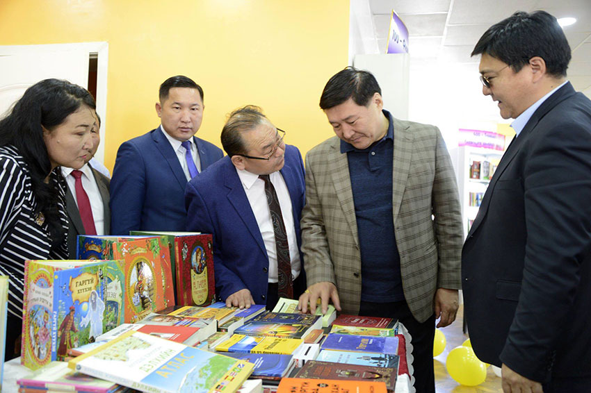 Суманд олон улсын загвар эмнэлэг нээгдэж, хүүхдүүд номын ордонтой боллоо