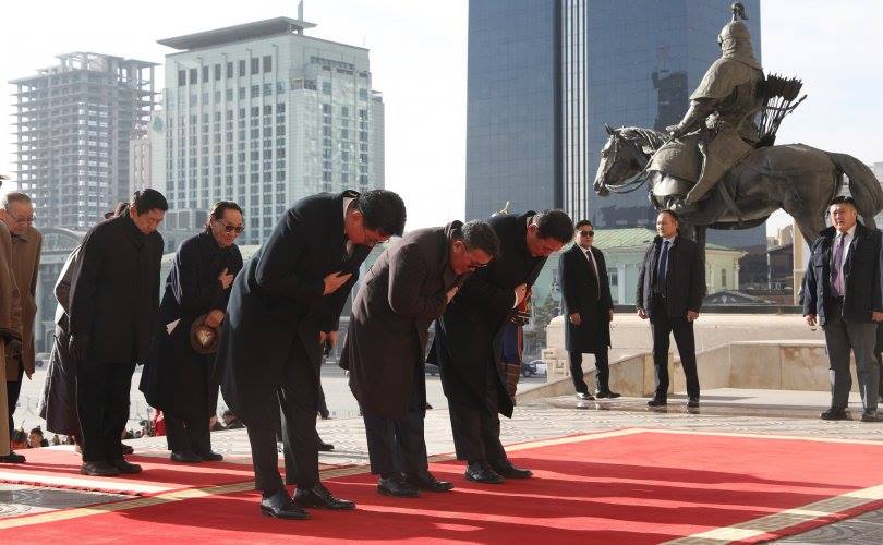 Эзэн Чингис хааны хөшөөнд хүндэтгэл үзүүлэв