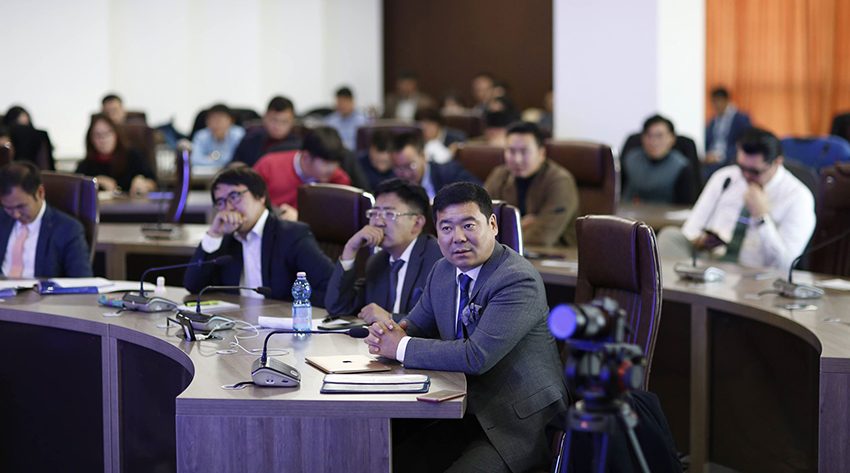 “Хүчтэй удирдагч гэдгийг Путинээр биш чадварлаг албан хаагч гэдгээр хармаар байна”