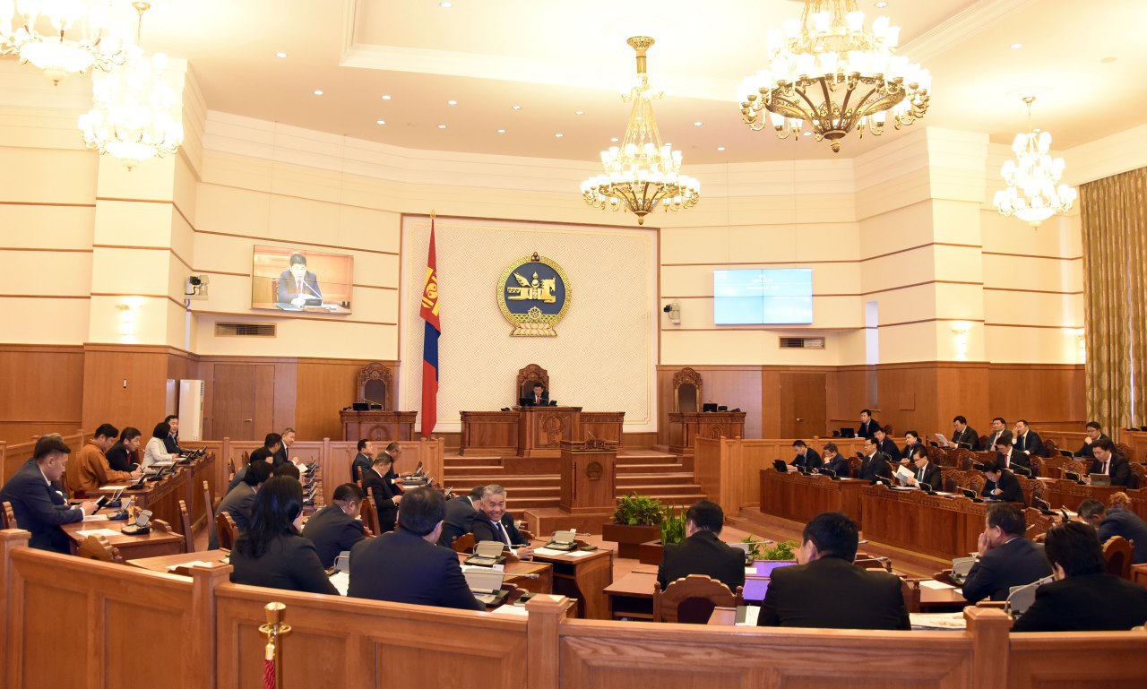 Чуулган: Б.Батзориг сайдыг “дан дээлтэй” үлдээлээ