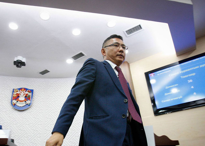 Ц.Сандуй: У.Хүрэлсүх Ерөнхийлөгчийн барьцаанд орсон байна