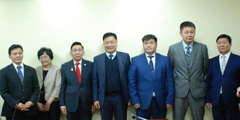 Долоон эрдэмтэн академич боллоо