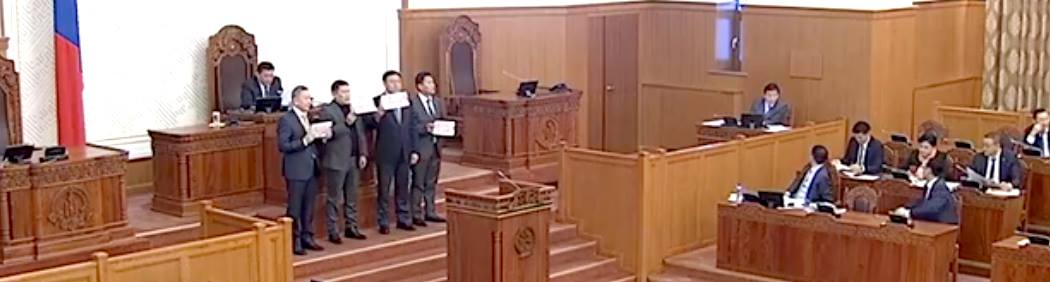 М.Энхболдыг унагаана гээд парламентыг мөргөж, Үндсэн хуулийг тийрч байна