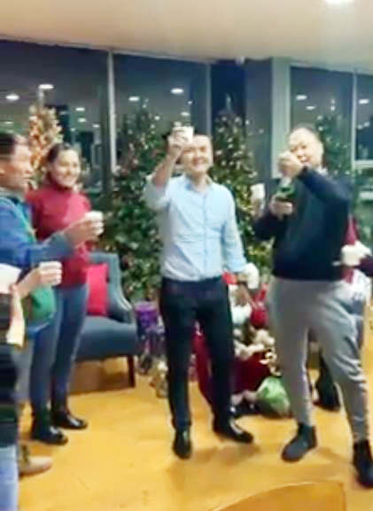 У.Хүрэлсүхийн фанатууд “Ирээдүйн Ерөнхийлөгч”-ийн төлөө хундага өргөж байна