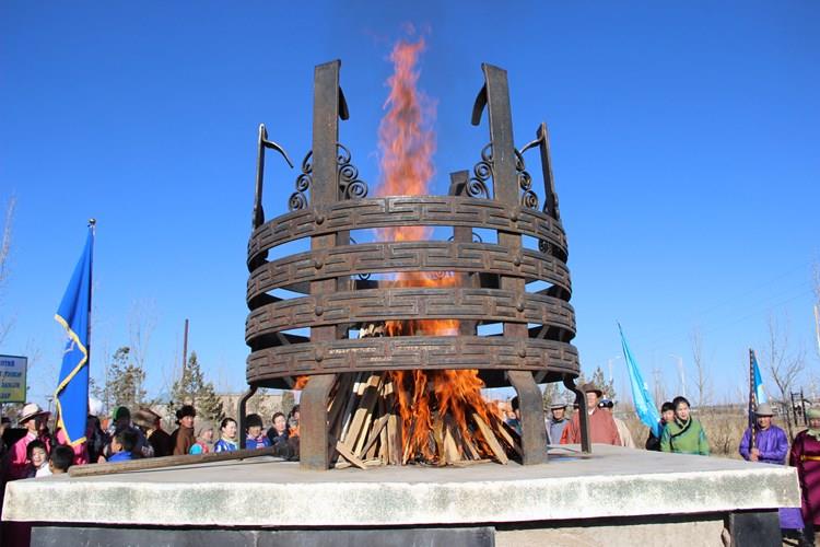 “Гал голомт ариун байхад гай барцад холуур өнгөрдөг”