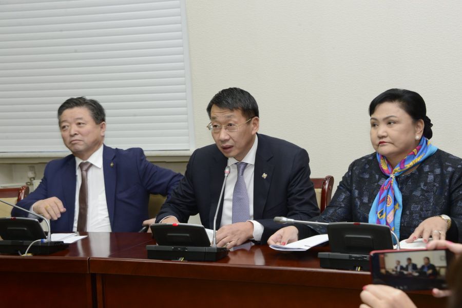 Ж.Батзандан: МАНАН-гийн толгойлогчийг өрөөнөөс нь чирж гаргана