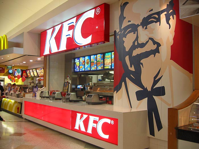 “KFC”-ийн ажилтнуудыг буугаар сүрдүүлжээ  