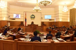 Парламент ЖДҮ-чин дөрвөн гишүүнээ хамгаалж, авч үлдлээ