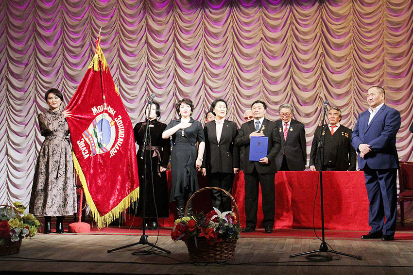 Зохиолчдын эвлэлийг Хөдөлмөрийн гавьяаны улаан тугийн одонгоор шагналаа