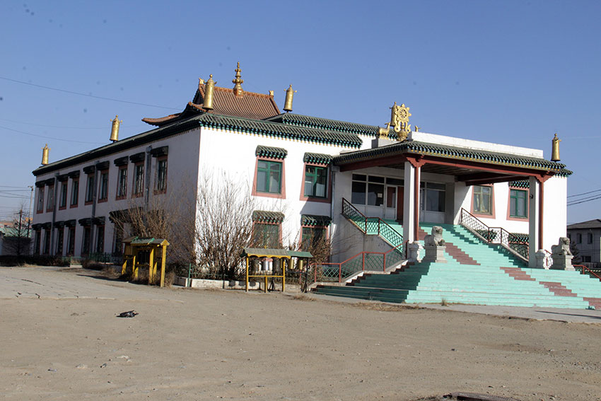 Идгаачойнзинлин дацан шашин урлагийн хандивын цэнгүүн хийнэ