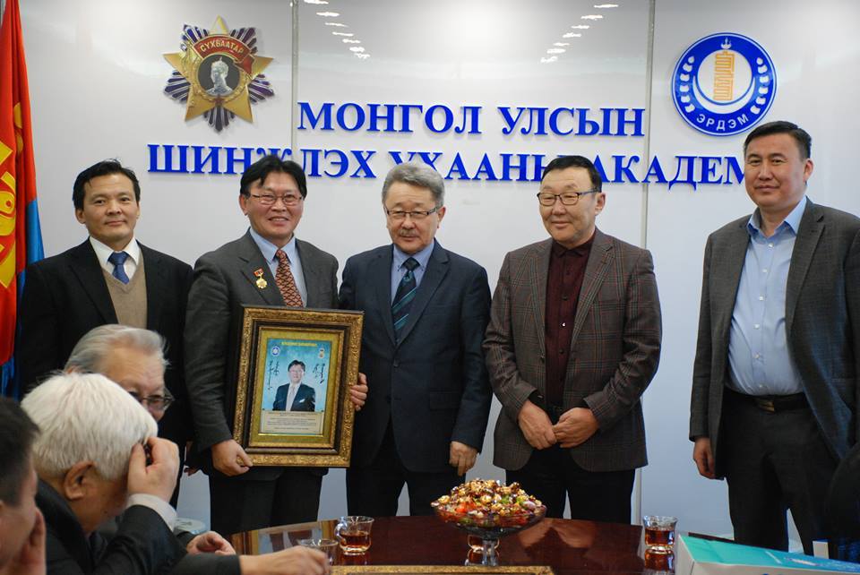 ШИЛДЭГ ЭРДЭМТДИЙГ ХҮЛЭЭН АВЧ УУЛЗЛАА