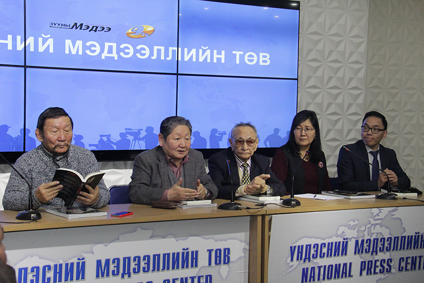 Улс төрийн шогийг ухаан санаа зарж, ур чадвар зааж бичдэг юм буюу “Гол тоглогч” ном