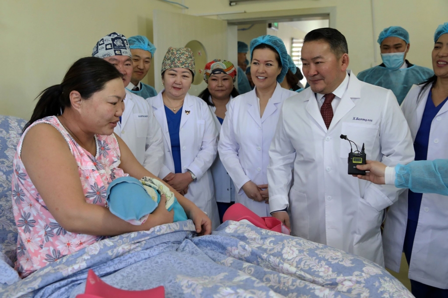 Ерөнхийлөгч шинэ оны эхний өдөр төрөх эмнэлгүүдэд ажиллалаа