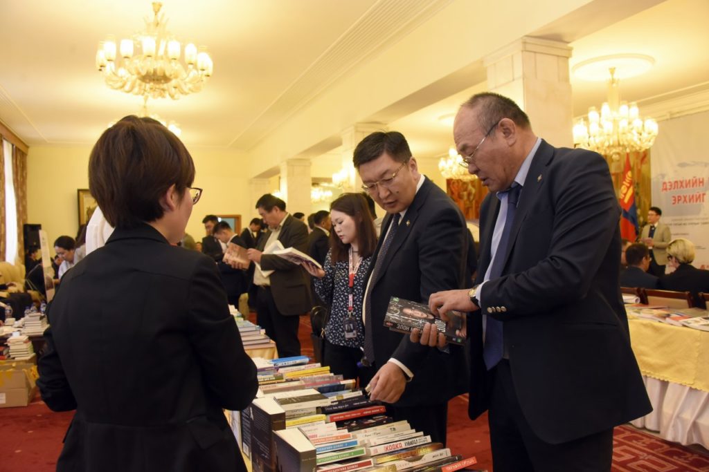 Төрийн ордонд бичил номын сан “нээгдэв”