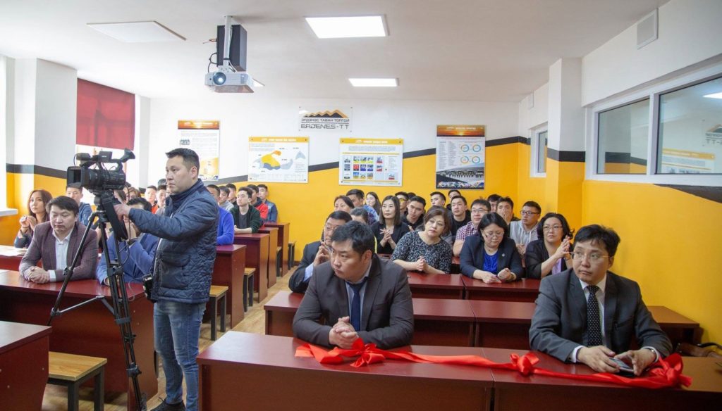 “Эрдэнэс-Тавантолгой” ХК-ийн хамт олон оюутнуудад ухаалаг лекцийн тэнхим тохижуулж өглөө