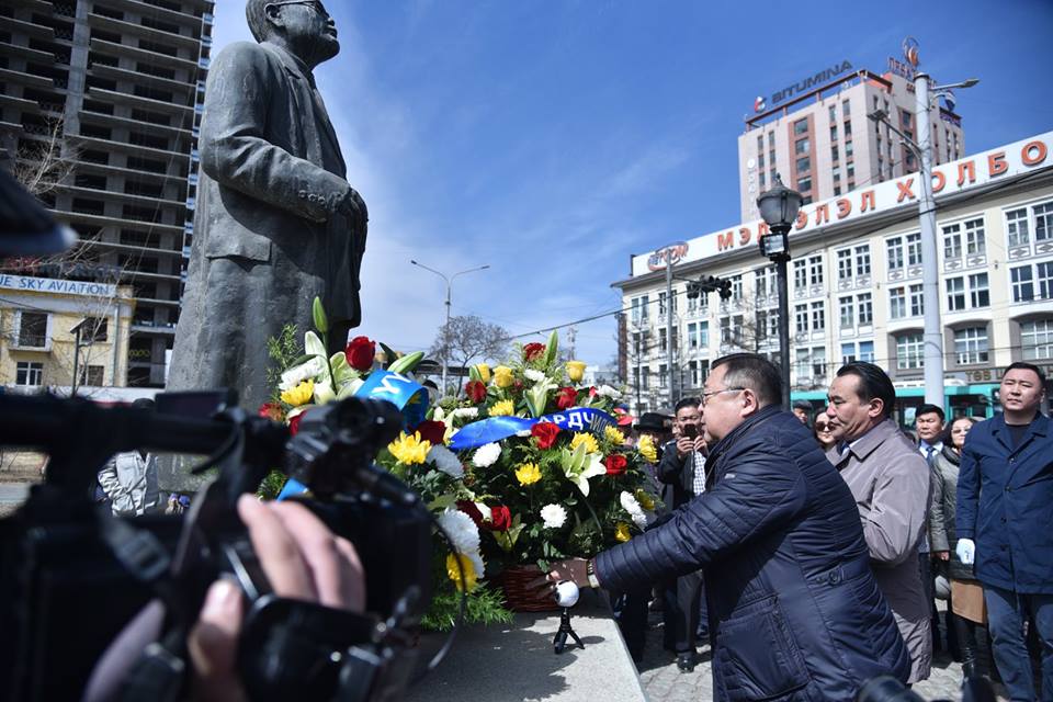 C.Зориг агсны хөшөөнд цэцэг өргөлөө