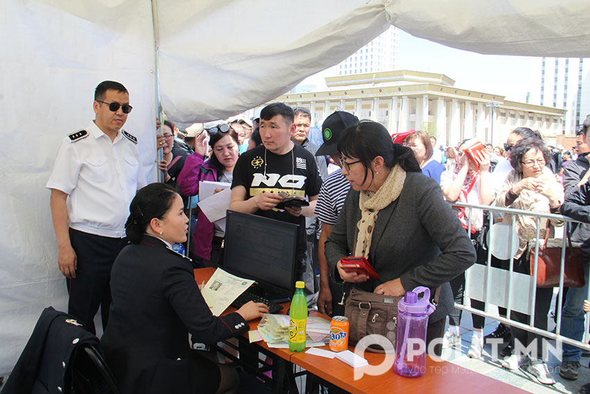 Төв талбайд захиалсан үнэмлэхээ Дүнжингараваас аваарай