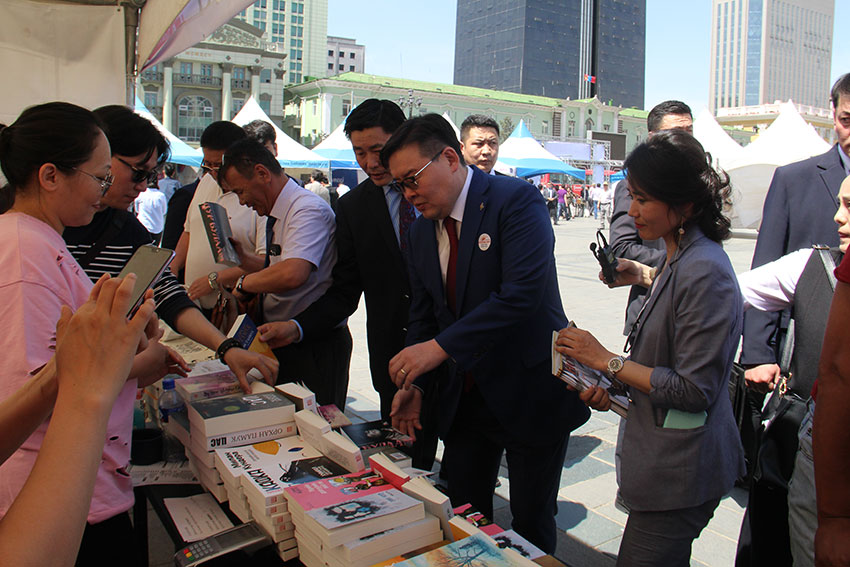 Уншигч, зохиолч, бүтээл гурвыг уулзуулдаг баяр эхэллээ