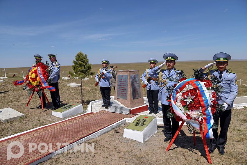 Оросын хилчдийн хөшөөнд хүндэтгэл үзүүллээ