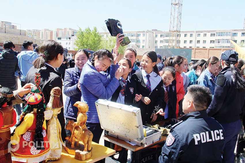 Хүүхдээ сонсох өдөртэй боллоо