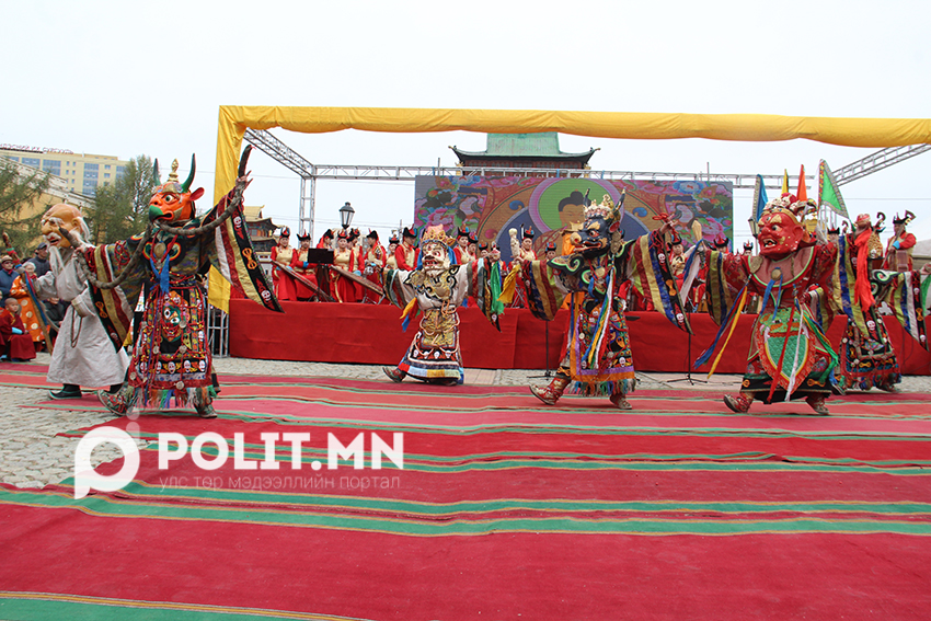 Бурхан багшийн их дүйчин өдөр тохиож байна.