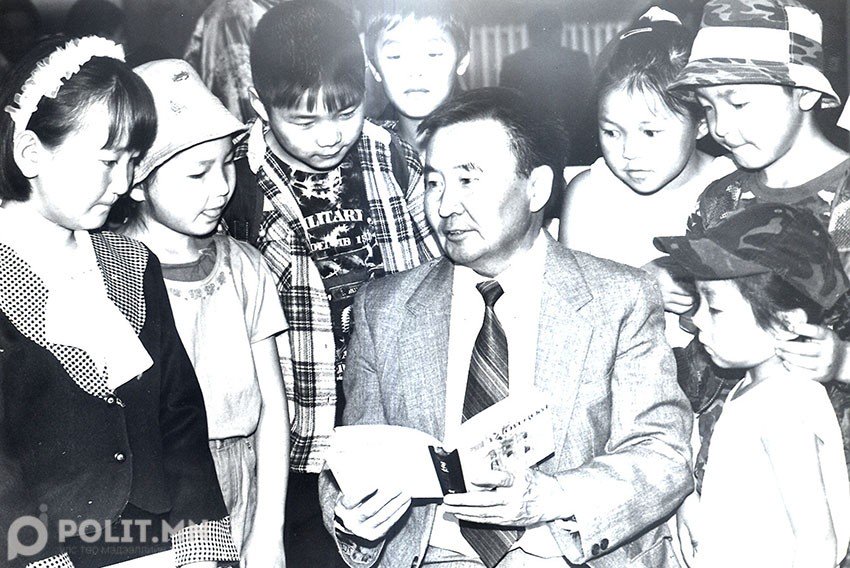 “Аранзал зээрд”-ийн нуруун дээр Монголын үрс    Гийнгоолном