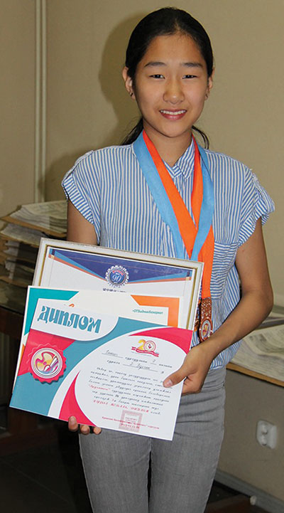 “Аз жаргал гэж эмээгийндээ суугаад зураг зурахыг хэлнэ”