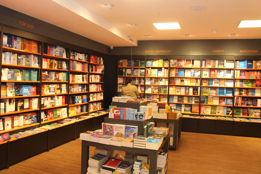 “Polit”-ийн нэг өдөр: Залуус шинэ чадварт суралцахаар номын дэлгүүрийг зорьдог болсон