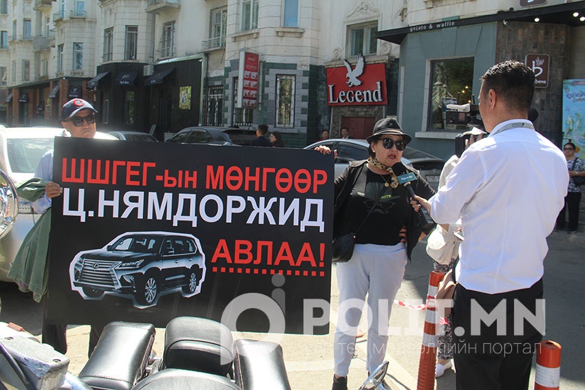 Фото:ХЗДХЯ-ны гадна талбайд иргэд Ц.Нямдоржийг огцрохыг шаардан жагслаа