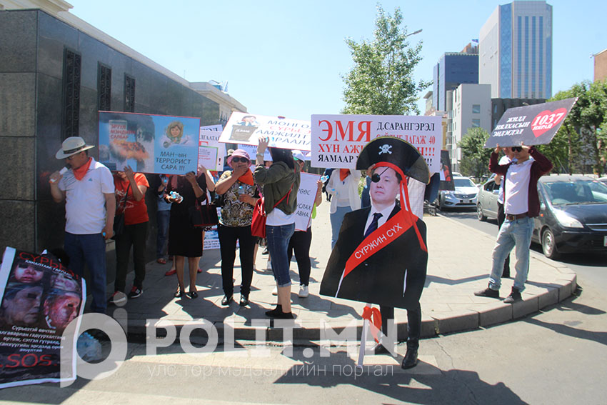 Фото: Эрүүл мэндийн сайд Д.Сарангэрэлийг огцрохыг шаардав