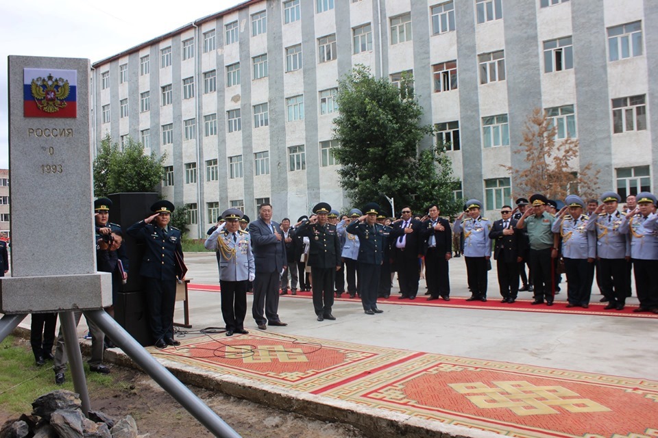 Төгсөгчид сургуулийнхаа талбайд гурван улсын хилийн багана босголоо