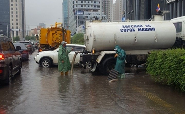 Зам талбайд тогтсон борооны усыг шуурхай соруулж байна