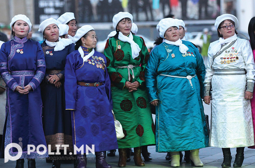 Үндэсний гайхамшгийг илтгэсэн “Дээлтэй монгол” наадам