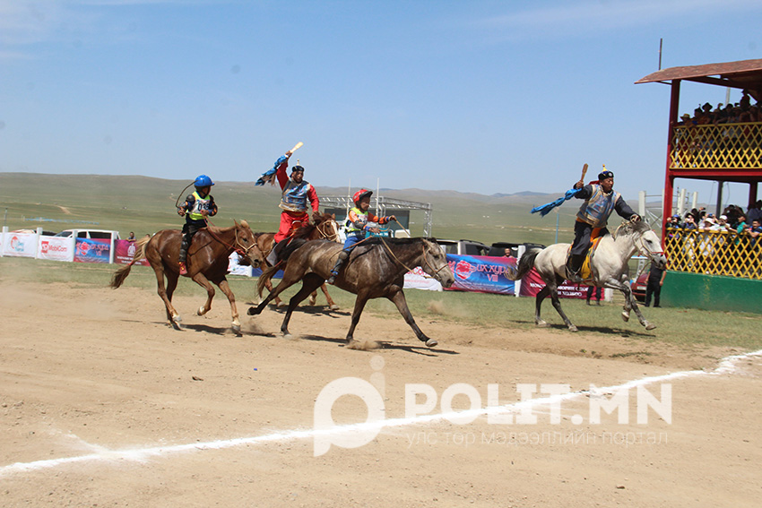 Фото: Тод манлай уяач Төмөрбаатарын Галбадрахын бор морь түрүүллээ