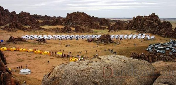 “Уяхан замбуутивийн наран” урлагийн наадмын билгэдэл, хөтөлбөр