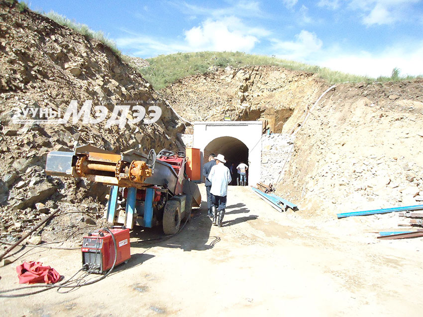 Сүхбаатарын Эрдэнэцагаан сум сүйрлийн ирмэгт-4