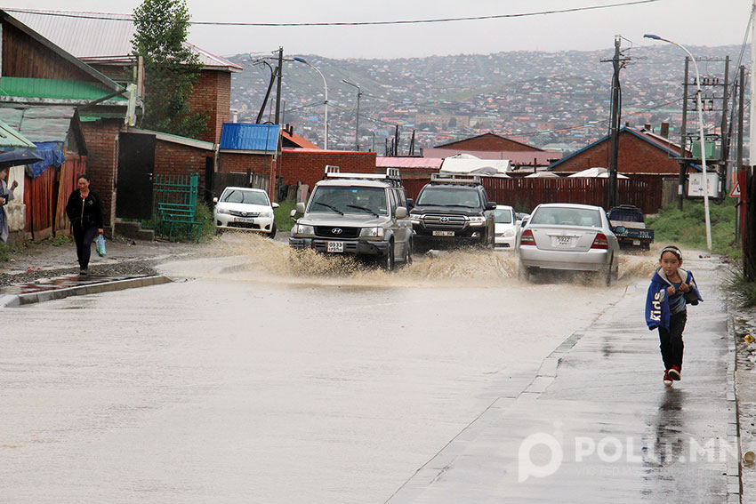 Үерт автан өмссөн хувцастайгаа үлдсэн хүн олон байна