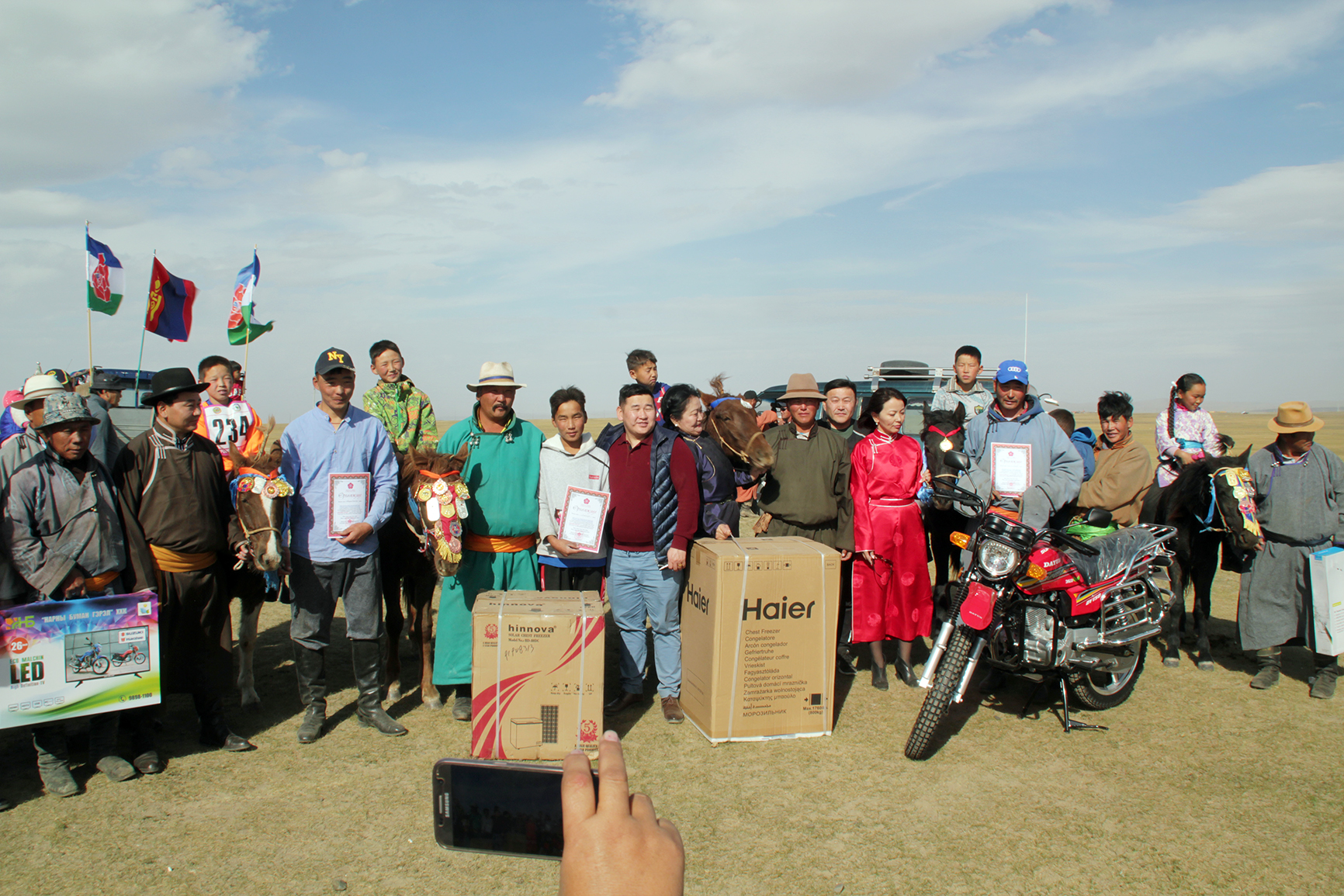 “Төр засгийг үндсээр нь өөрчилье, түмэн олноо өрнөөс чөлөөлье” өдөрлөг Өвөрхангай аймгаас эхэллээ