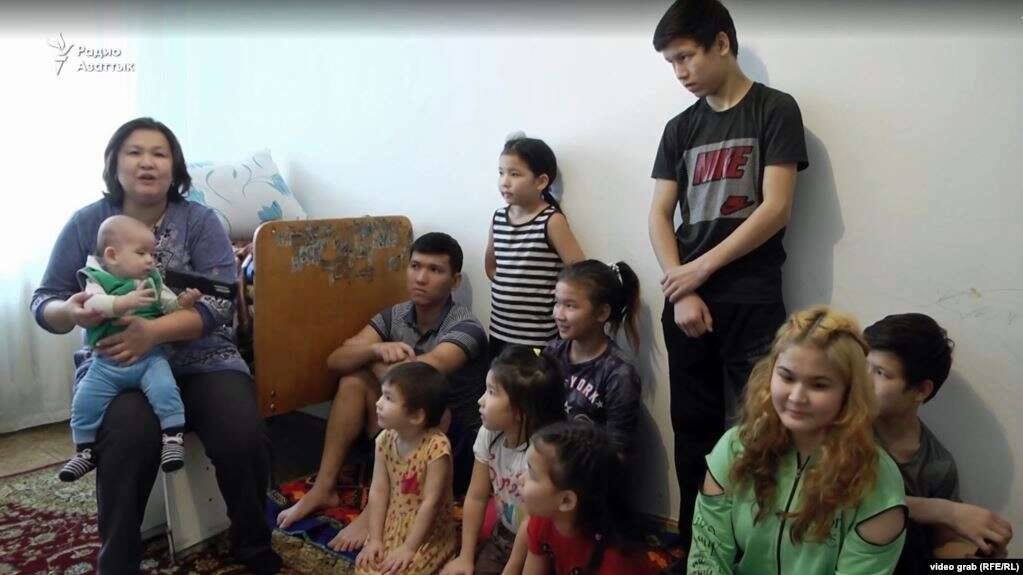 Казахстанд олон хүүхэдтэйээжийг алтан медалиар шагнаж, насан туршид нь тэтгэнэ