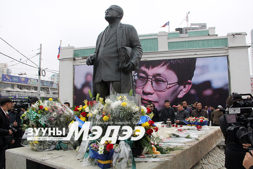 Зориг агсны хөшөөнд цэцэг өргөлөө