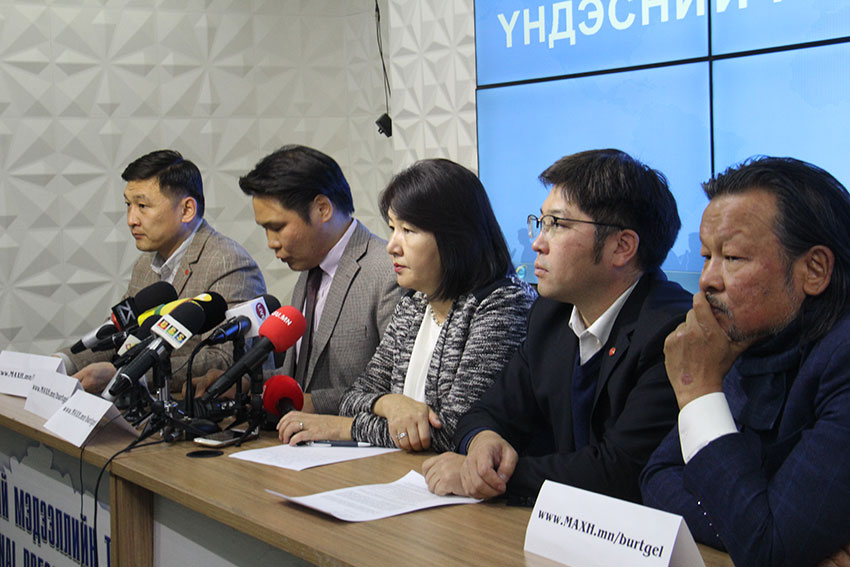 Иргэд зээлэндээ 1.4 их наяд төгрөгийн хүү төлж байна гэв